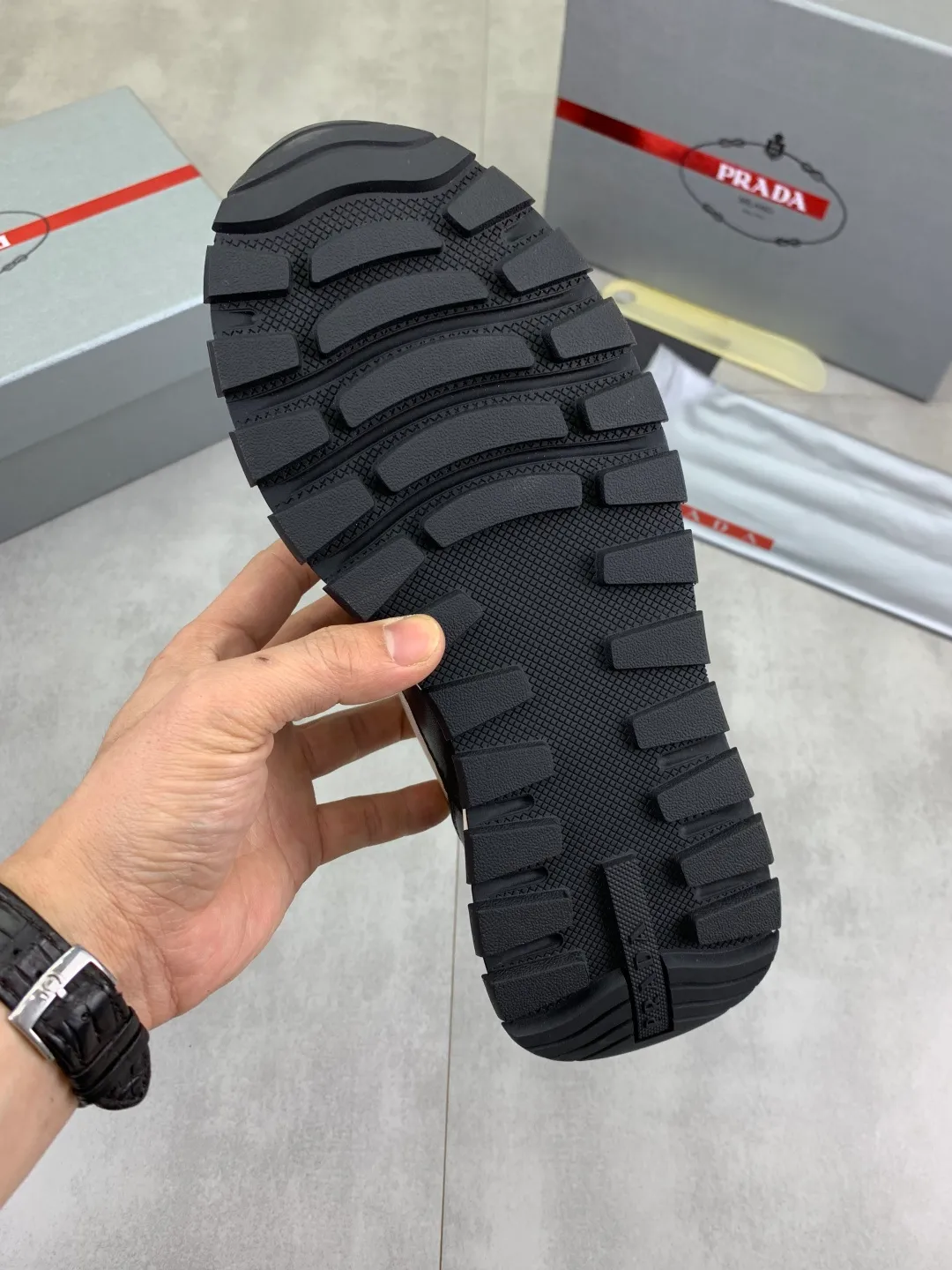 Men's men's shoes P560💰 [Real Price] Popular models are on the official website, 🆘 Trendy brand (Prada) mainly promotes popular models, avant-garde and versatile fashionable men's shoes private version mold opening, cowhide surface splicing 1:1.. Stylish and simple, original imported cowhide lining cowhide feet; the atmosphere and personality are more fashionable, eye-catching and pursuing class. It will subvert the old ideas and be a must-have for fashionistas who want to spend time with you! Must keep it! Tall and comfortable, large and low, high-end quality workmanship. Code number: 38-44 (45 customized) 2️⃣ optional.